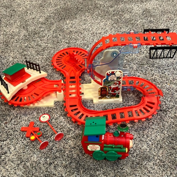 The North Pole Express semi-working -possibly fixable? 4 parts? Santa Train - Picture 2 of 13
